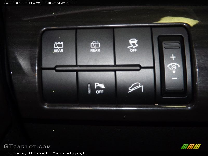 Titanium Silver / Black 2011 Kia Sorento EX V6