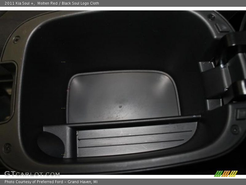 Molten Red / Black Soul Logo Cloth 2011 Kia Soul +