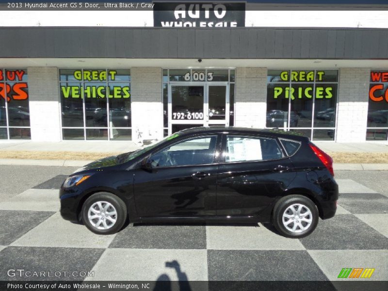 Ultra Black / Gray 2013 Hyundai Accent GS 5 Door