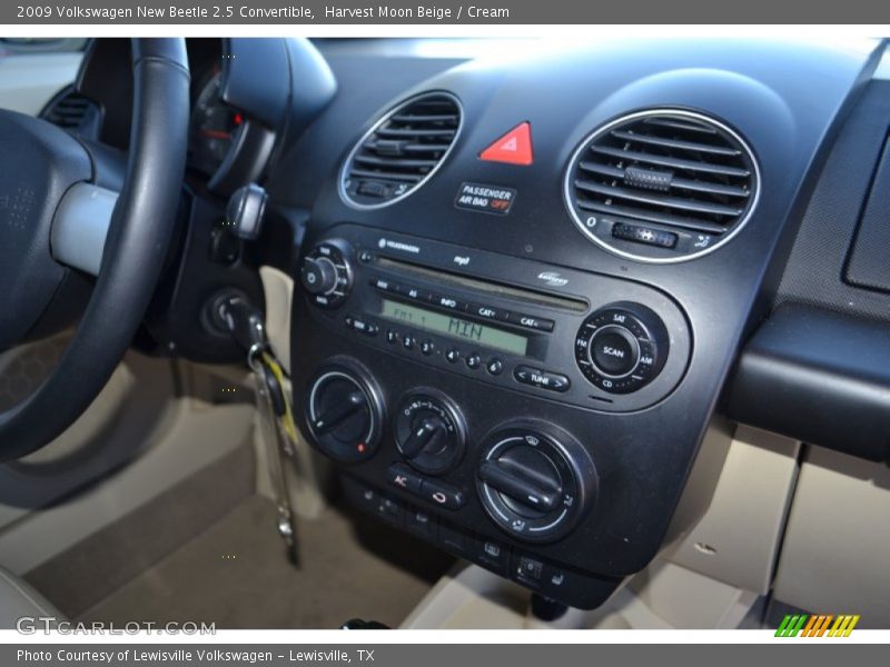 Controls of 2009 New Beetle 2.5 Convertible