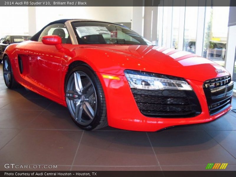 Front 3/4 View of 2014 R8 Spyder V10