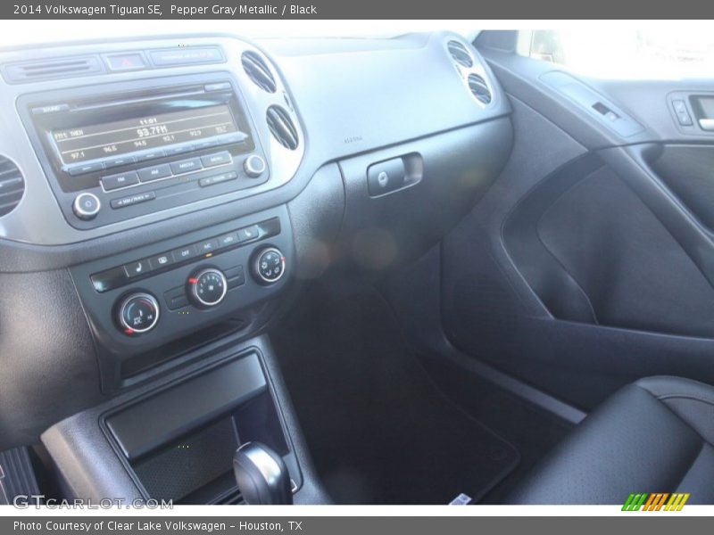 Pepper Gray Metallic / Black 2014 Volkswagen Tiguan SE