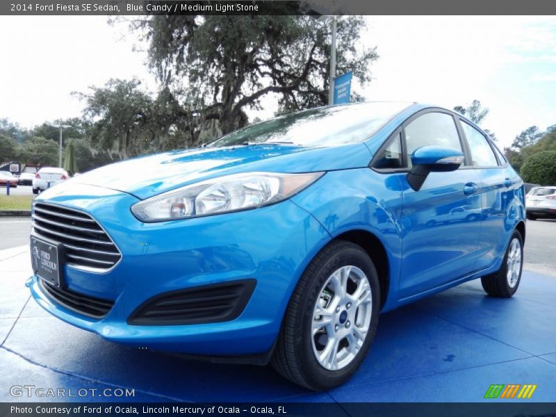 Front 3/4 View of 2014 Fiesta SE Sedan