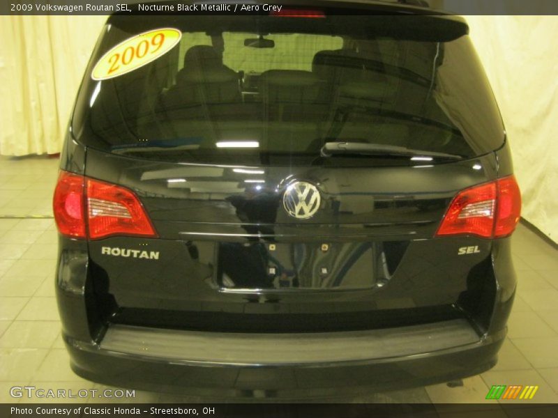 Nocturne Black Metallic / Aero Grey 2009 Volkswagen Routan SEL