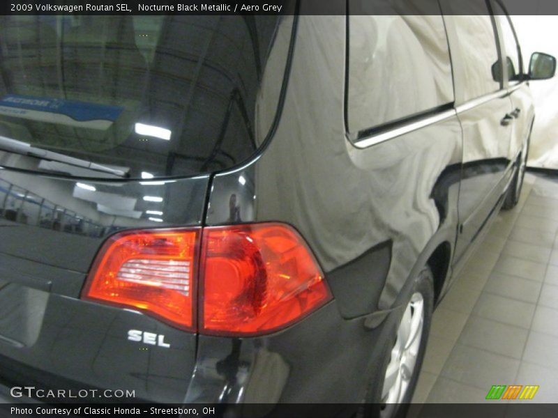 Nocturne Black Metallic / Aero Grey 2009 Volkswagen Routan SEL