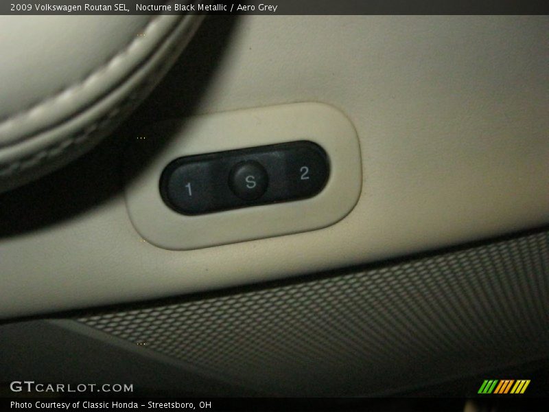 Nocturne Black Metallic / Aero Grey 2009 Volkswagen Routan SEL