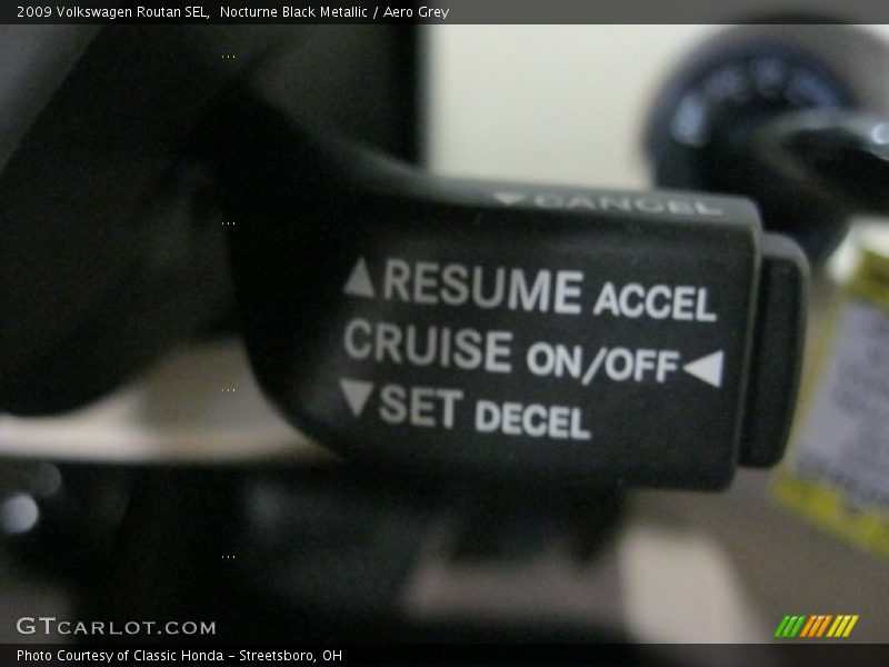 Nocturne Black Metallic / Aero Grey 2009 Volkswagen Routan SEL