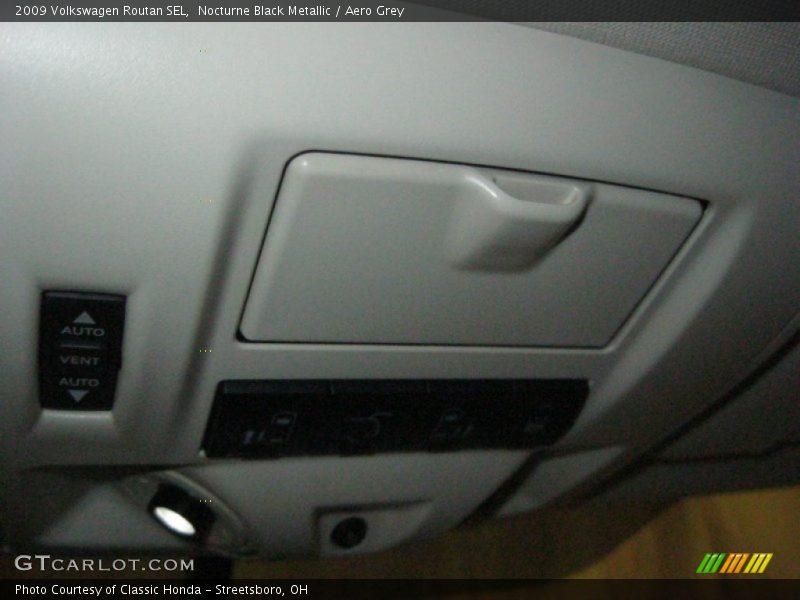 Nocturne Black Metallic / Aero Grey 2009 Volkswagen Routan SEL