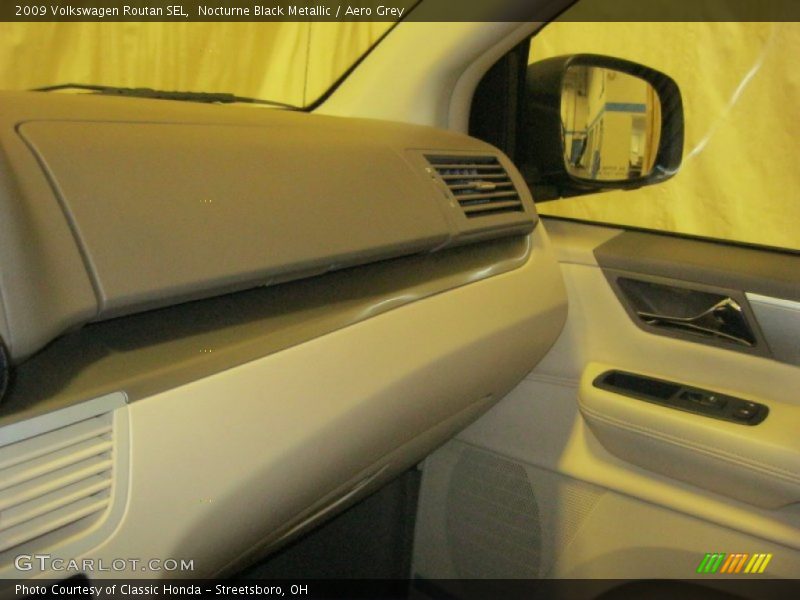 Nocturne Black Metallic / Aero Grey 2009 Volkswagen Routan SEL