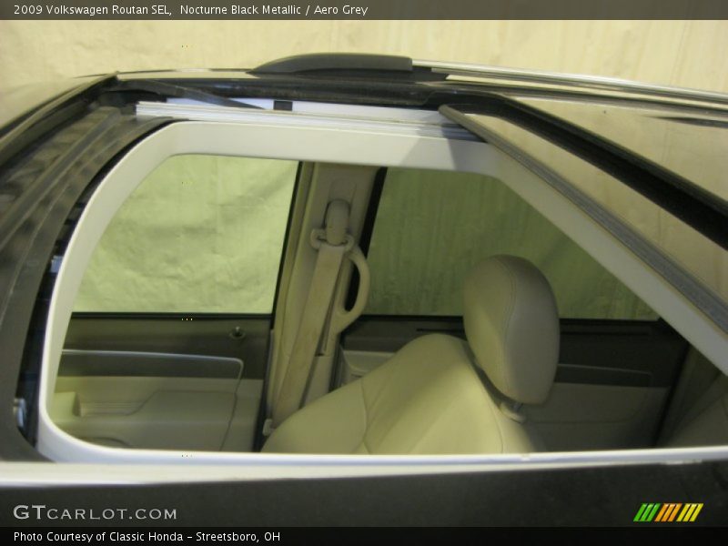 Nocturne Black Metallic / Aero Grey 2009 Volkswagen Routan SEL