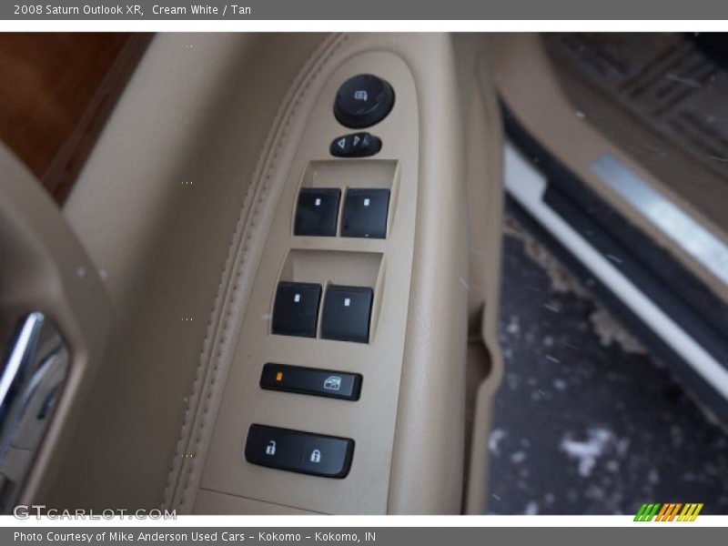 Cream White / Tan 2008 Saturn Outlook XR