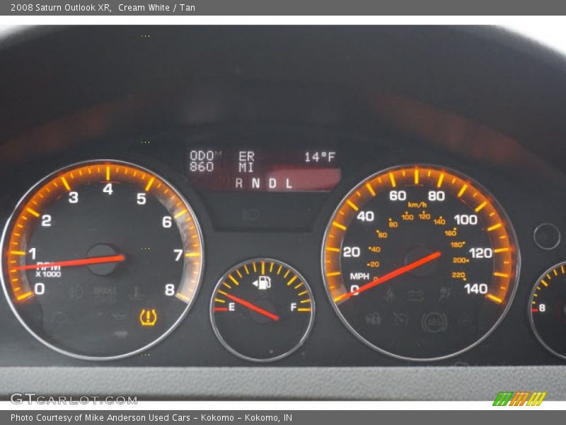 Cream White / Tan 2008 Saturn Outlook XR