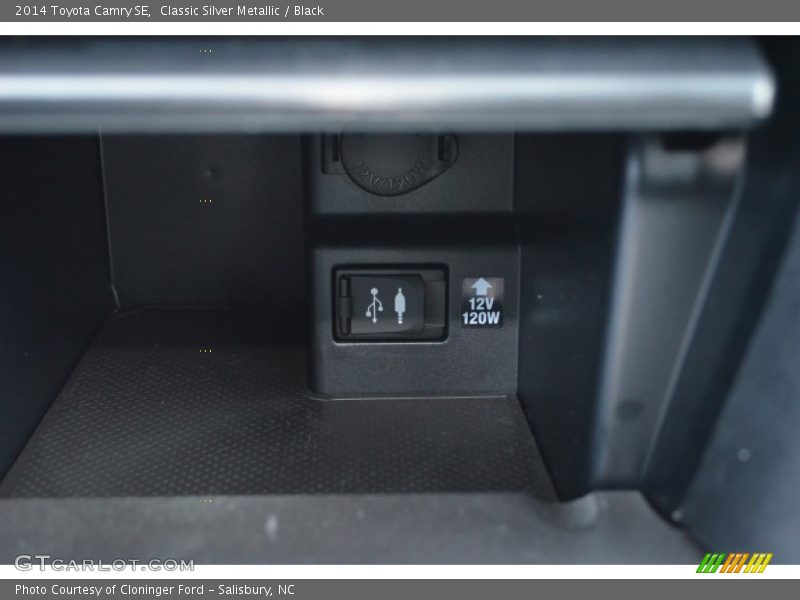 Classic Silver Metallic / Black 2014 Toyota Camry SE