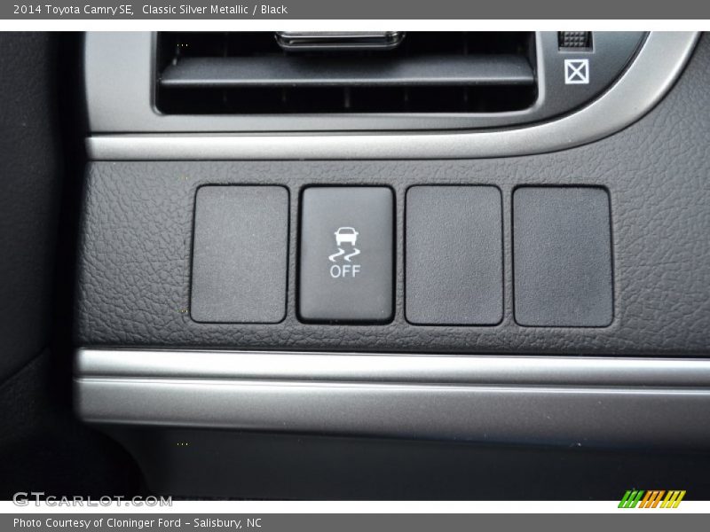 Classic Silver Metallic / Black 2014 Toyota Camry SE