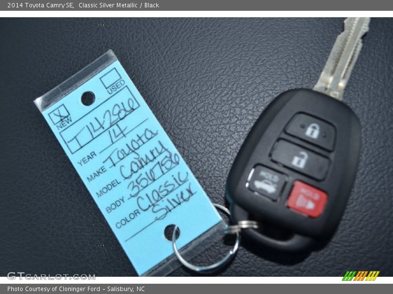 Classic Silver Metallic / Black 2014 Toyota Camry SE