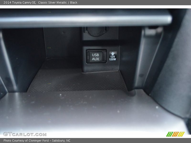 Classic Silver Metallic / Black 2014 Toyota Camry SE