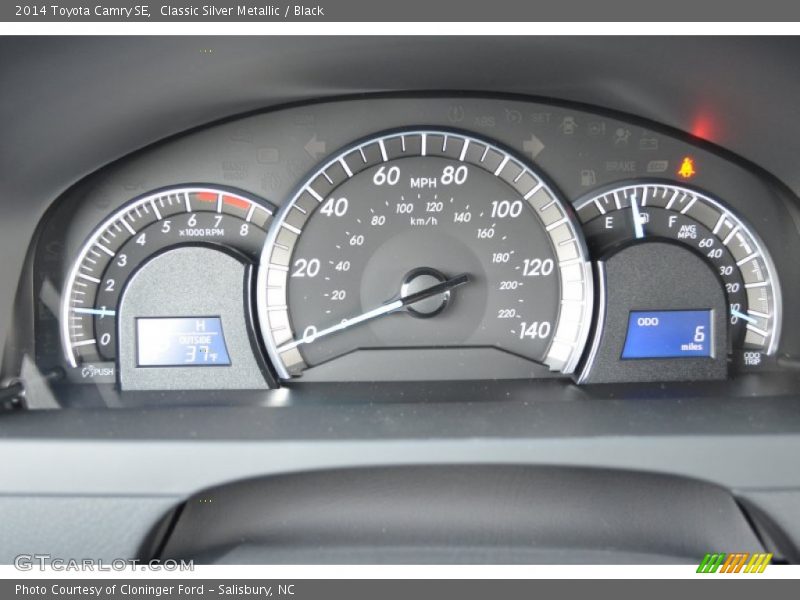 Classic Silver Metallic / Black 2014 Toyota Camry SE