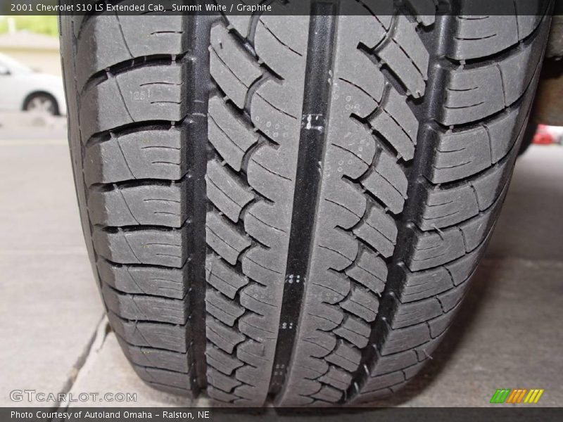 Summit White / Graphite 2001 Chevrolet S10 LS Extended Cab