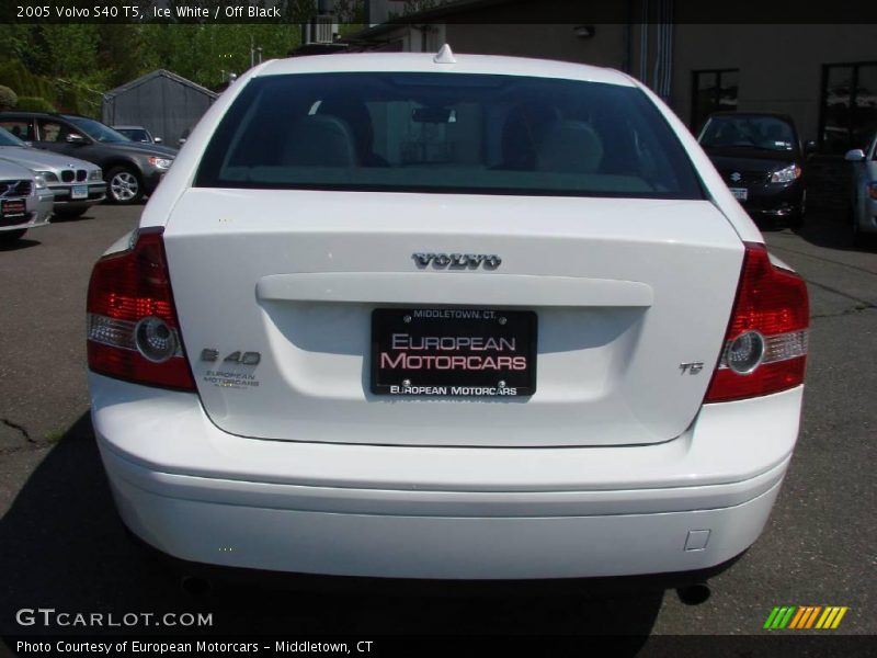 Ice White / Off Black 2005 Volvo S40 T5