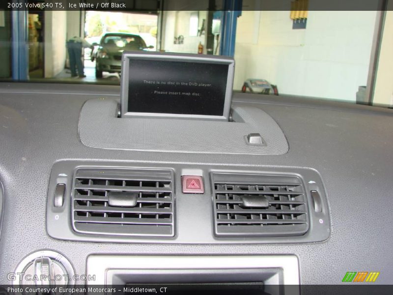 Ice White / Off Black 2005 Volvo S40 T5