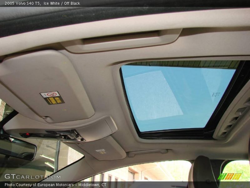 Ice White / Off Black 2005 Volvo S40 T5