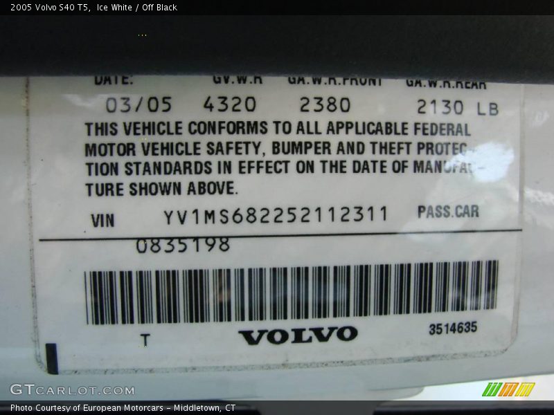 Ice White / Off Black 2005 Volvo S40 T5