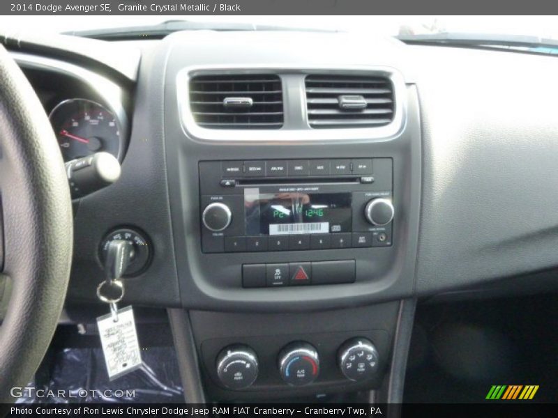 Granite Crystal Metallic / Black 2014 Dodge Avenger SE