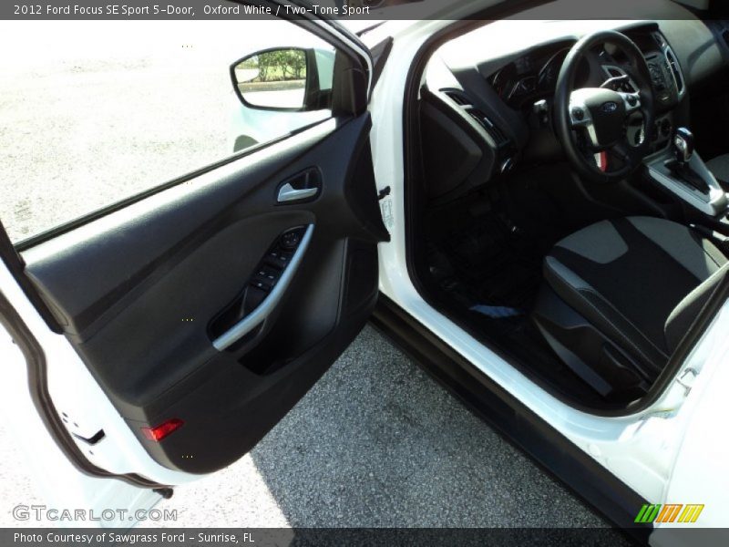 Oxford White / Two-Tone Sport 2012 Ford Focus SE Sport 5-Door