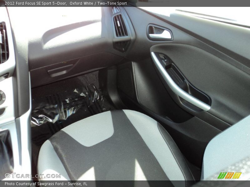 Oxford White / Two-Tone Sport 2012 Ford Focus SE Sport 5-Door