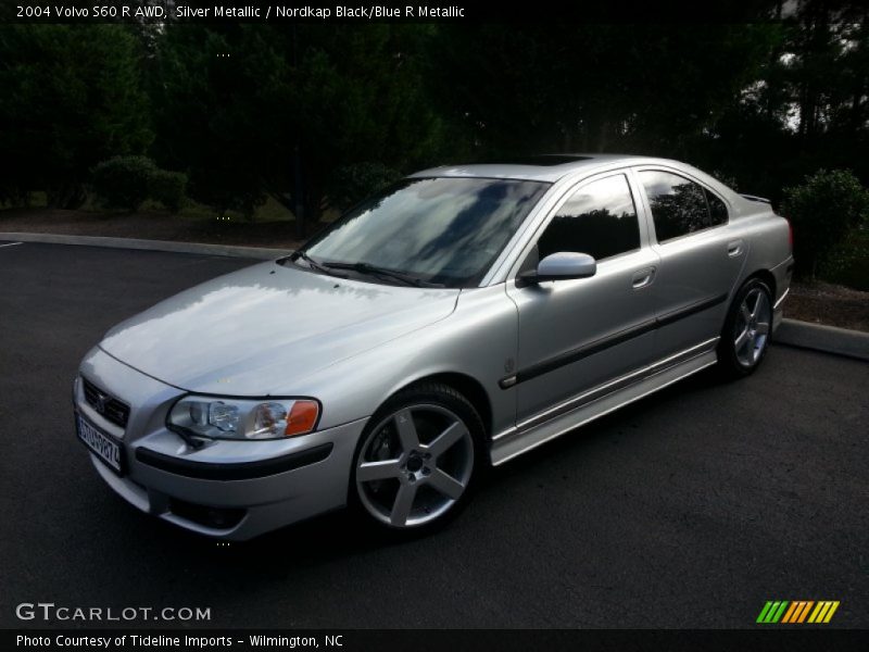 Front 3/4 View of 2004 S60 R AWD