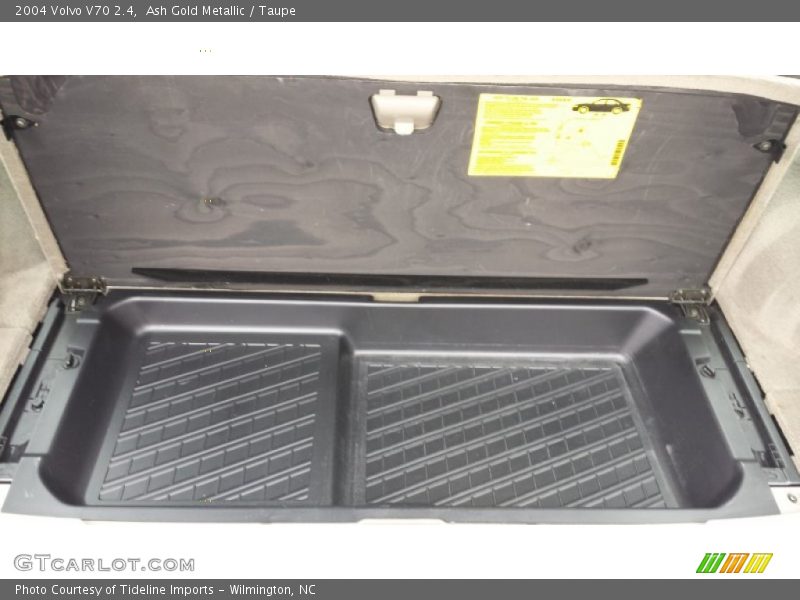 Ash Gold Metallic / Taupe 2004 Volvo V70 2.4