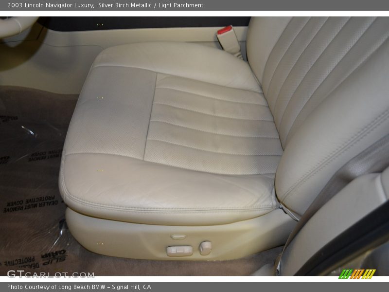 Silver Birch Metallic / Light Parchment 2003 Lincoln Navigator Luxury