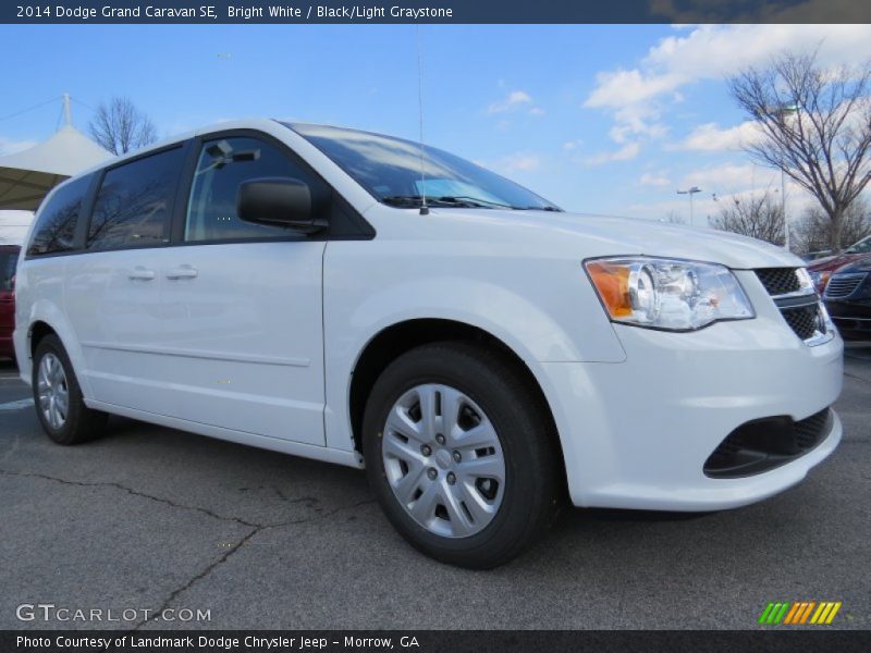 Front 3/4 View of 2014 Grand Caravan SE