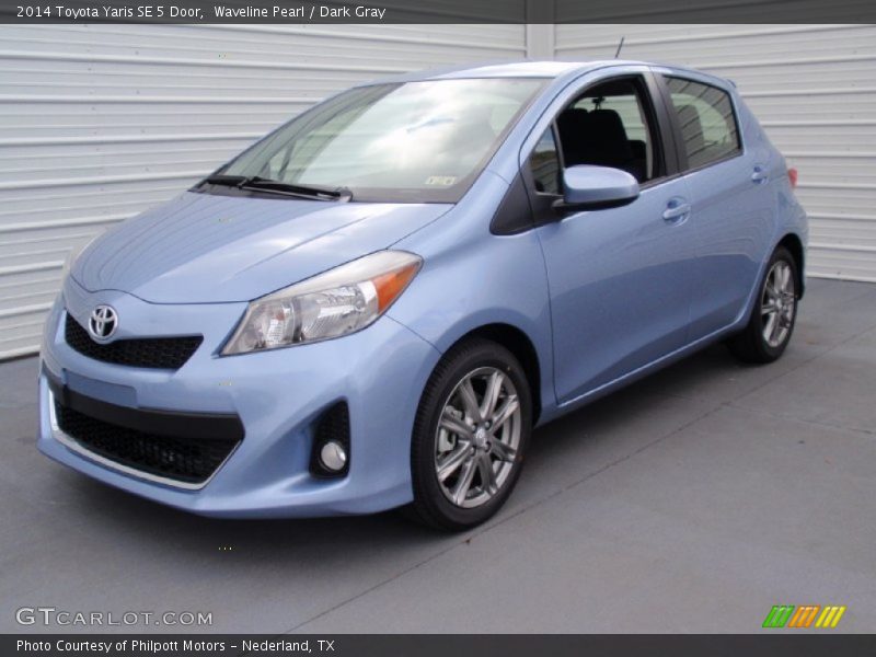 Front 3/4 View of 2014 Yaris SE 5 Door