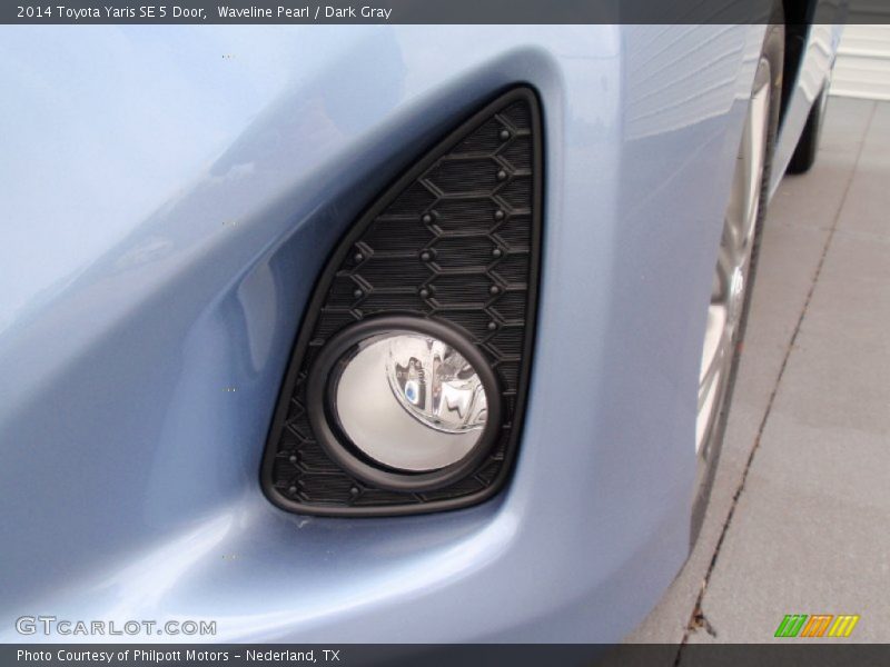 Waveline Pearl / Dark Gray 2014 Toyota Yaris SE 5 Door