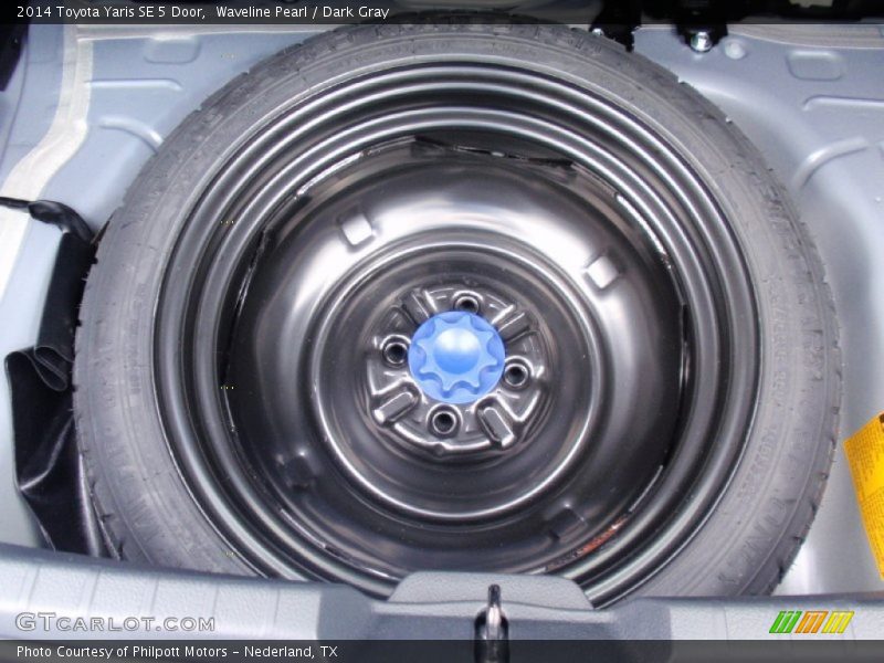 Waveline Pearl / Dark Gray 2014 Toyota Yaris SE 5 Door