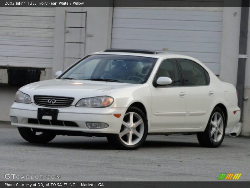 Front 3/4 View of 2003 I 35