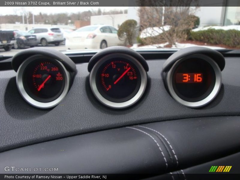 Brilliant Silver / Black Cloth 2009 Nissan 370Z Coupe