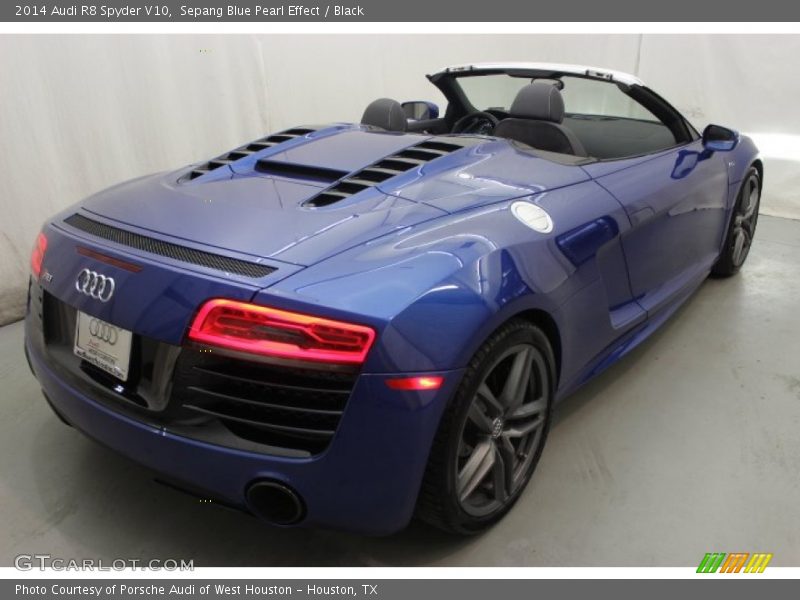 Sepang Blue Pearl Effect / Black 2014 Audi R8 Spyder V10