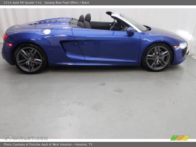 Sepang Blue Pearl Effect / Black 2014 Audi R8 Spyder V10