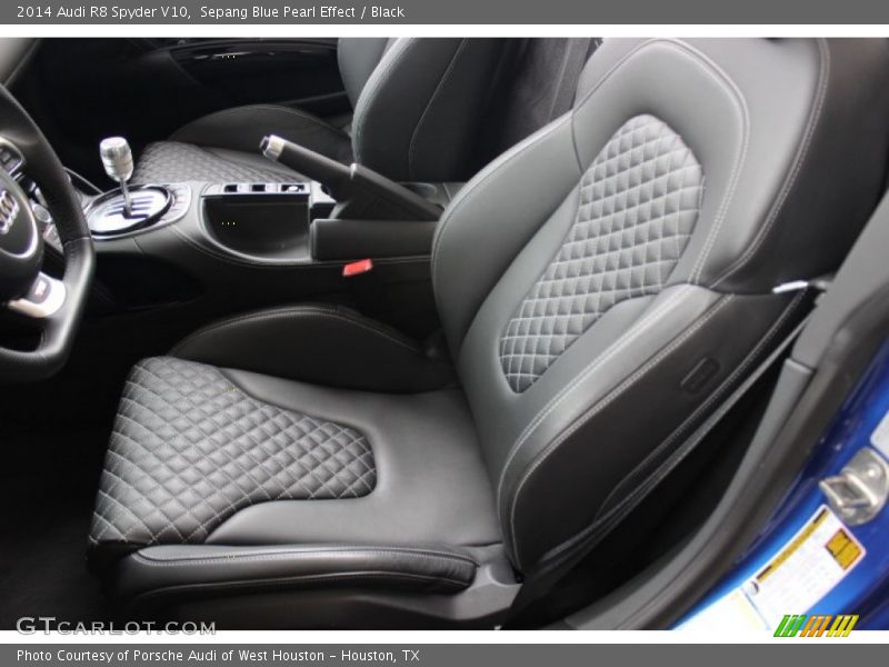 Front Seat of 2014 R8 Spyder V10