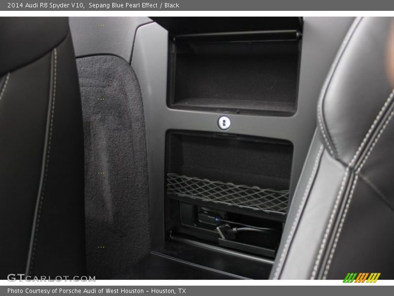 Sepang Blue Pearl Effect / Black 2014 Audi R8 Spyder V10