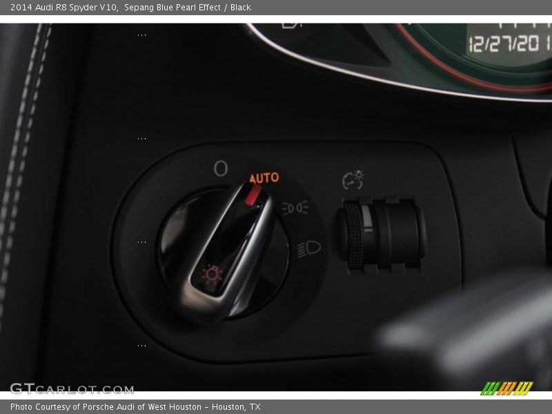 Sepang Blue Pearl Effect / Black 2014 Audi R8 Spyder V10