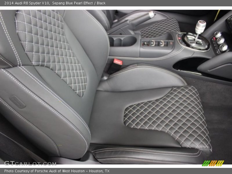 Front Seat of 2014 R8 Spyder V10