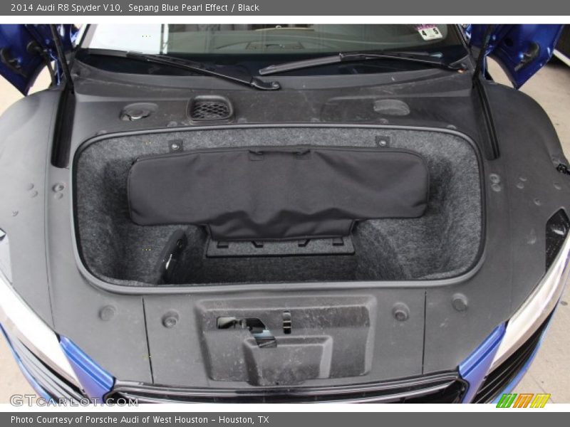  2014 R8 Spyder V10 Trunk