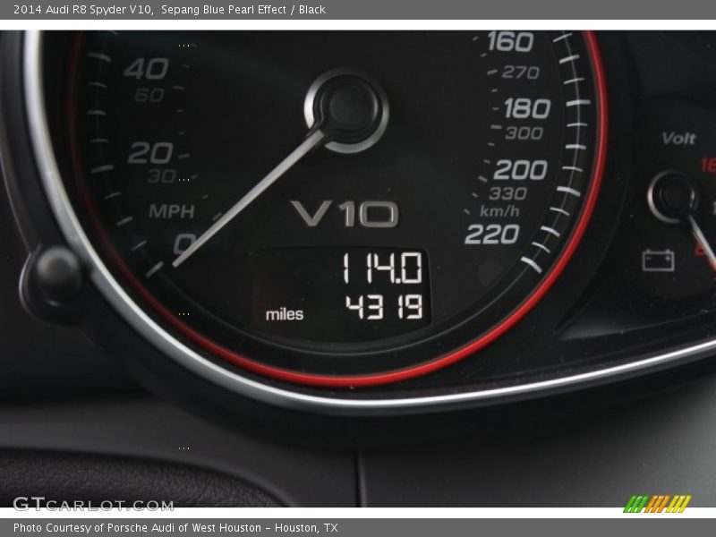 Sepang Blue Pearl Effect / Black 2014 Audi R8 Spyder V10