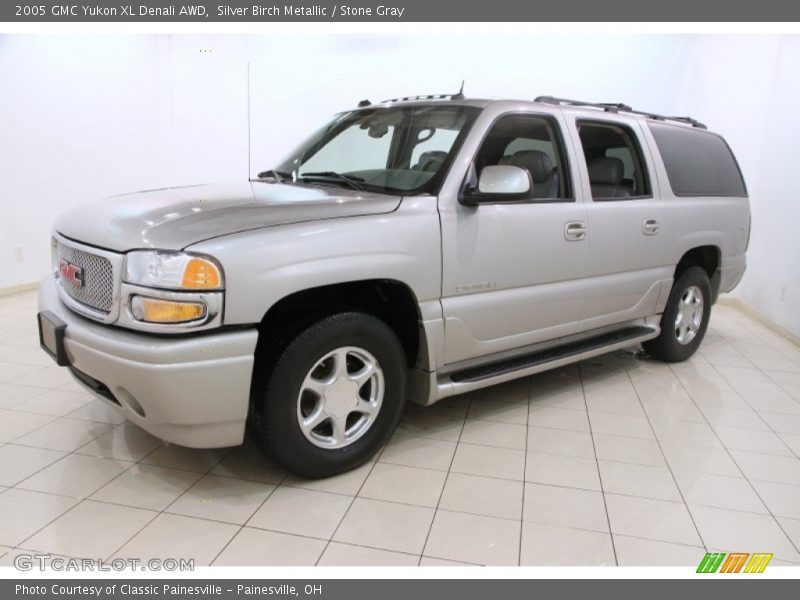 Front 3/4 View of 2005 Yukon XL Denali AWD