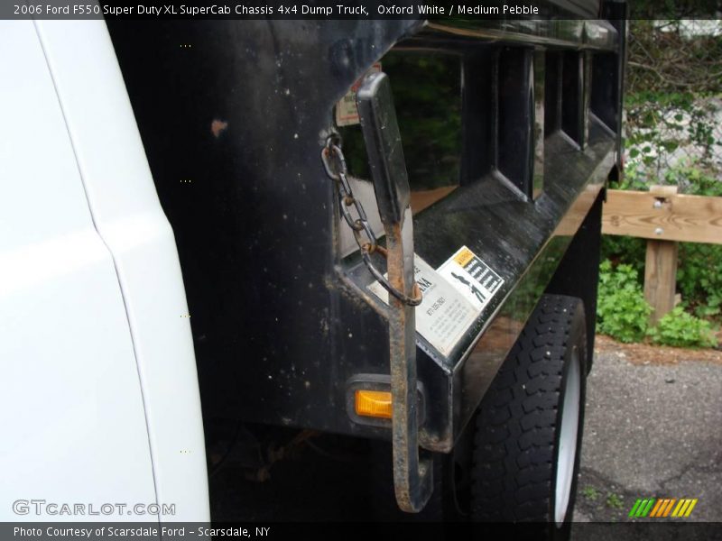 Oxford White / Medium Pebble 2006 Ford F550 Super Duty XL SuperCab Chassis 4x4 Dump Truck
