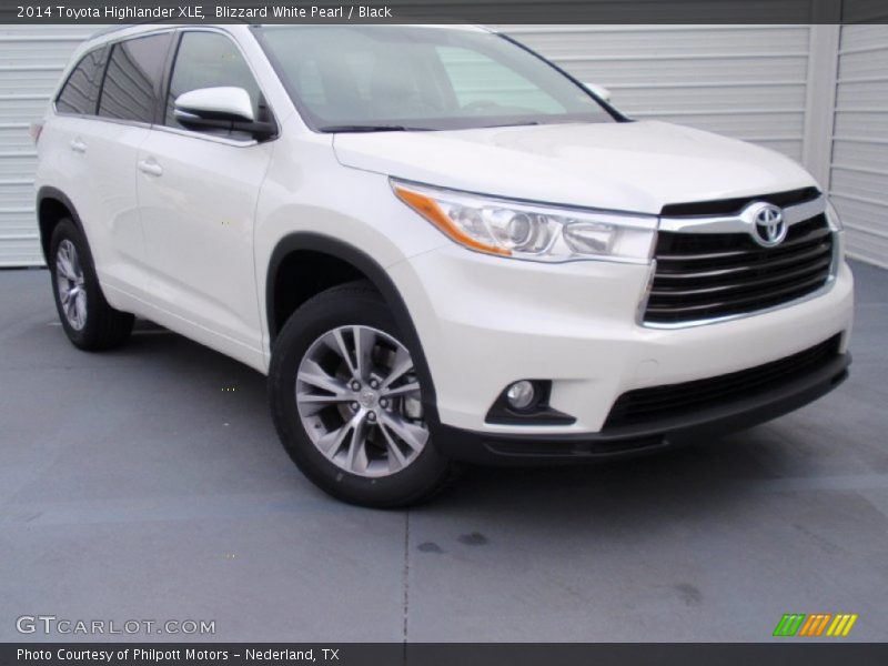Front 3/4 View of 2014 Highlander XLE