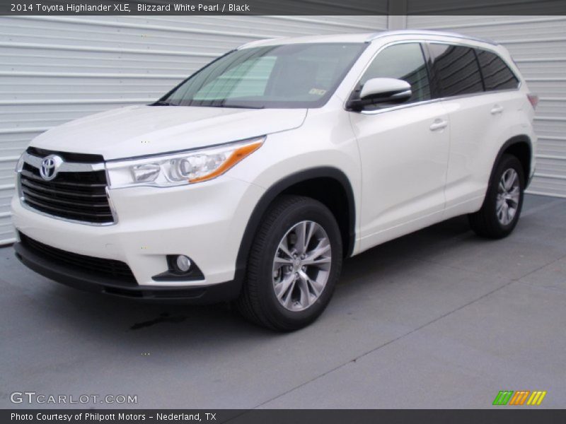 Front 3/4 View of 2014 Highlander XLE